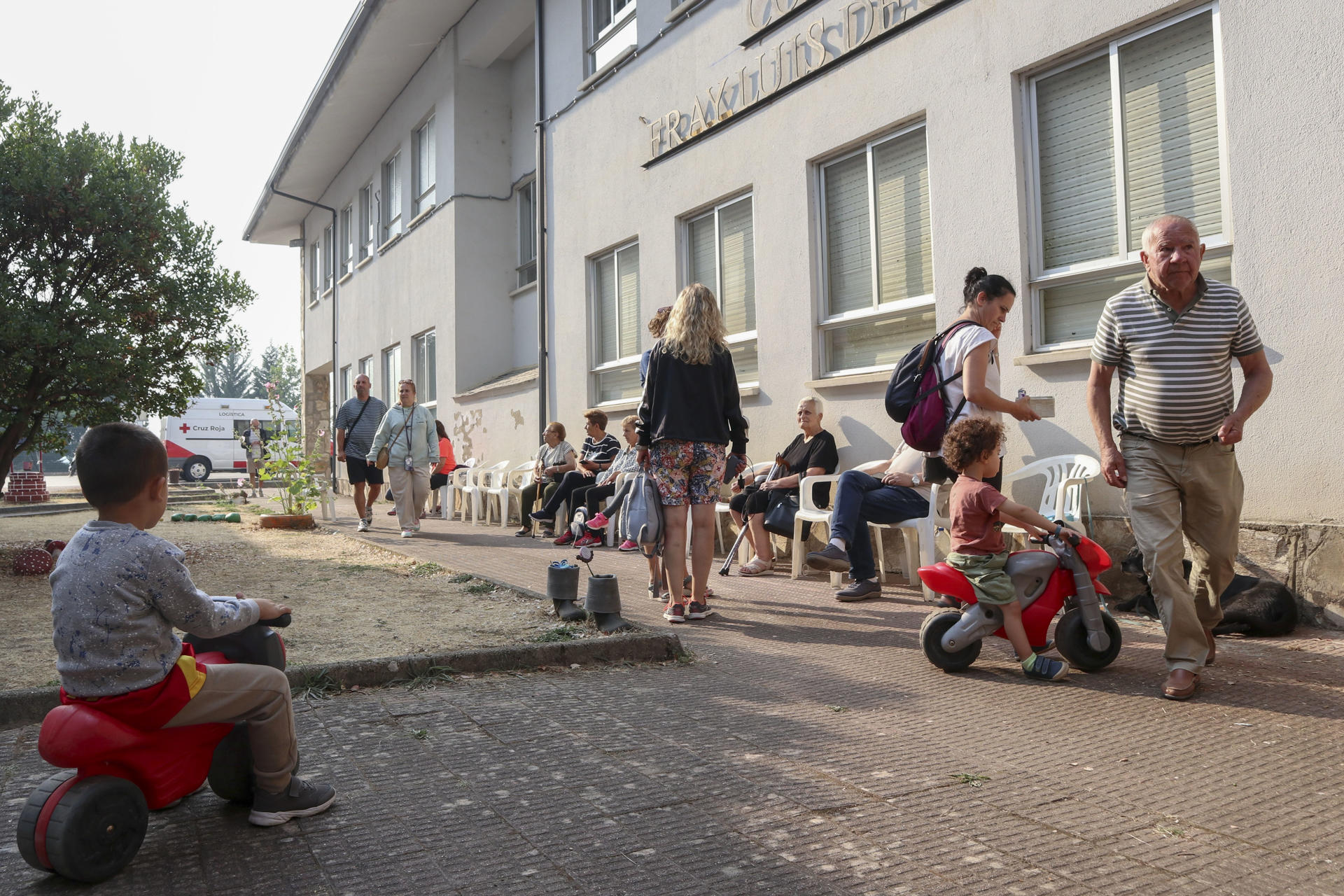 Niños, personas mayores, familias enteras y otras que han dejado algún miembro en Porto (Zamora) para defender sus casas del fuego llevan dos noches durmiendo a 60 kilómetros de su pueblo, en Puebla de Sanabria, en camas plegables, en un polideportivo y pendientes de la evolución de los incendios de la Alta Sanabria. EFE/Mariam A. Montesinos
