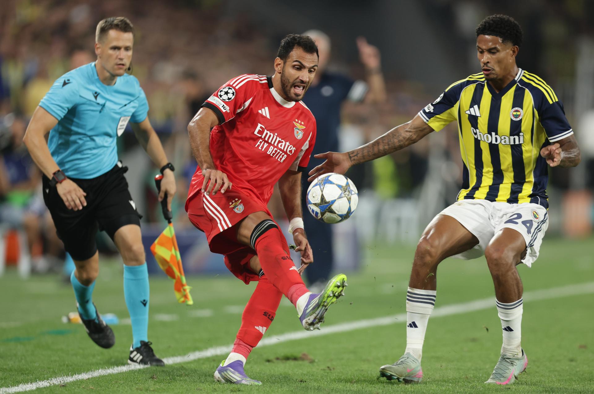 El jugador del Benfica Vangelis Pavlidis (I) sufre la presión del jugador del Fenerbahce Jayden Oosterwolde en la ida de la previa hacia la fase final de la Champions que se ha jugado en Estambul, Turquía. EFE/EPA/ERDEM SAHIN
