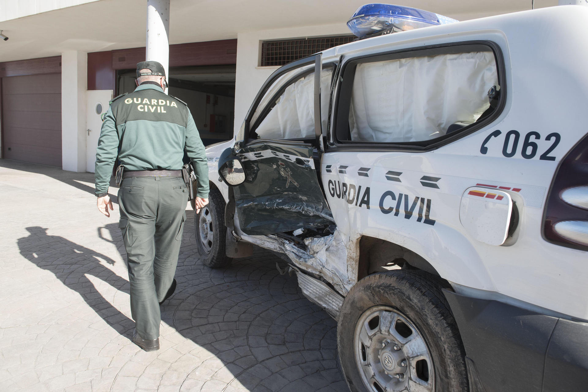 Un agente de la Guardia Civil en un operativo en  Granada) . EFE/Miguel Ángel Molina
