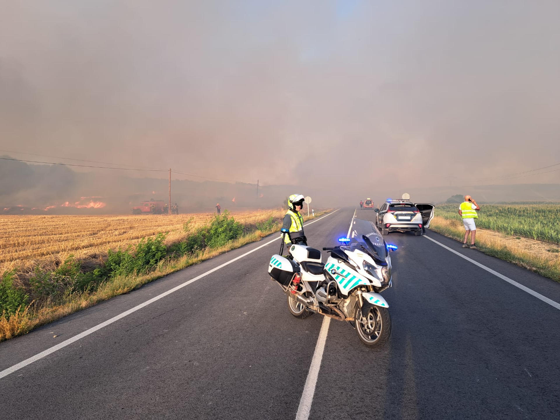 Los Bomberos de Navarra continúan trabajando en el incendio forestal declarado este martes en la zona de Obanos, un fuego que anoche quedó estabilizado y que ha contado con personal durante toda la noche para intentar controlarlo, en tareas a las que se les ha relevado esta madrugada con efectivos por tierra y aire. Según SOS Navarra, a las 07:30 horas cinco brigadas de Bomberos se han incorporado al dispositivo en la zona afectada realizando labores de remate y refresco. A ellos se han sumado a las 09:30 horas los medios aéreos, que realizarán descargas en los puntos calientes.-EFE/Guardia Civil ***SOLO USO EDITORIAL/SOLO DISPONIBLE PARA ILUSTRAR LA NOTICIA QUE ACOMPAÑA (CRÉDITO OBLIGATORIO)***