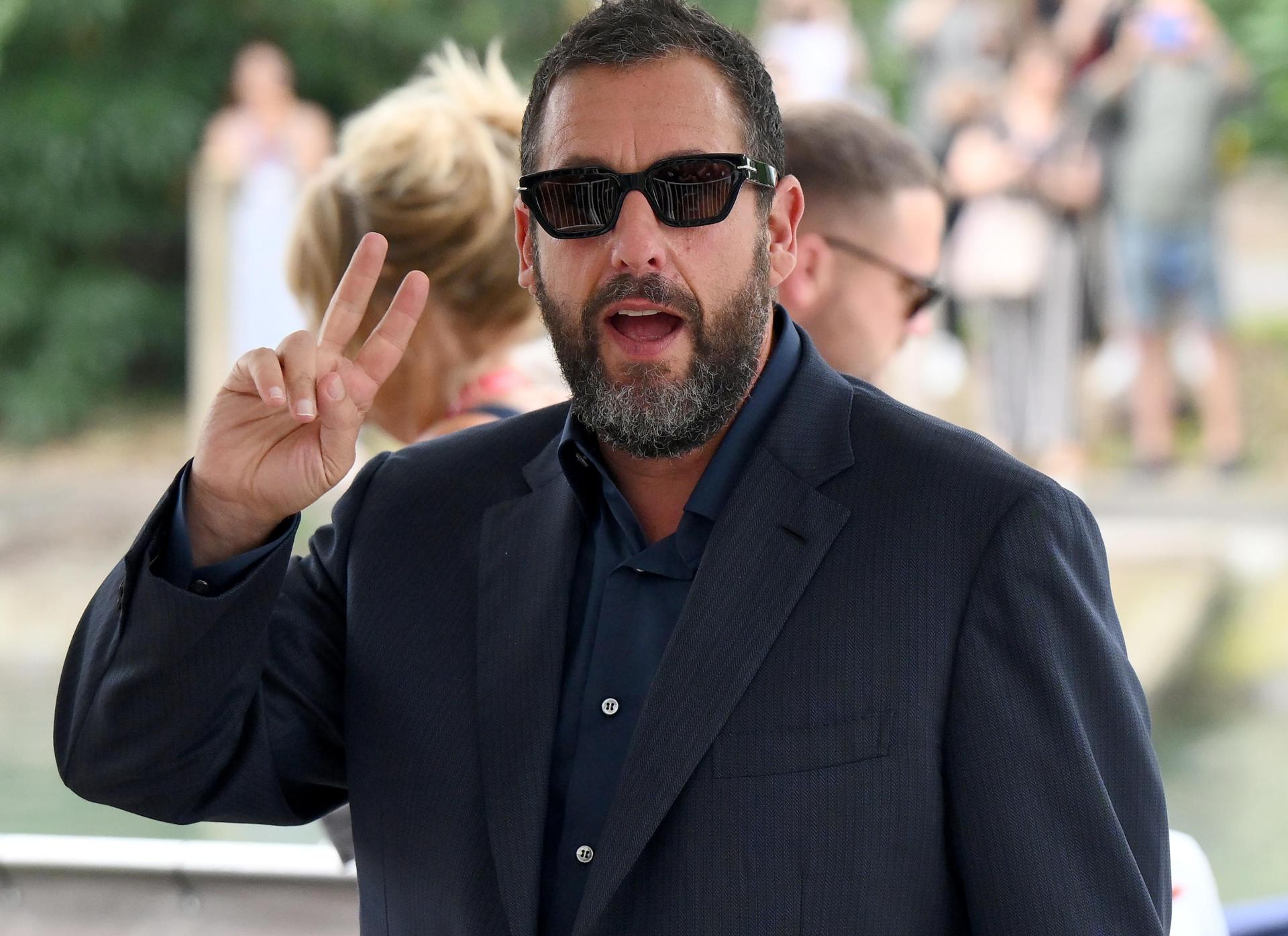 El actor estadounidense Adam Sandler llega a la playa de Lido para el Festival Internacional de Cine de Venecia, en Venecia, Italia, el 28 de agosto de 2025. La 82ª edición del Festival de Cine de Venecia se celebrará del 27 de agosto al 6 de septiembre de 2025.. (Cine, Cine, Italia, Venecia) EFE/EPA/ETTORE FERRARI
