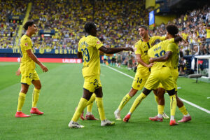 El centrocampista canadiense del Villarreal Tachon Buchanan (d) celebra el segundo gol de su equipo durante el partido de LaLiga entre el Villarreal y el Girona, este domingo en el estadio de la Cerámica. EFE/ Andreu Esteban