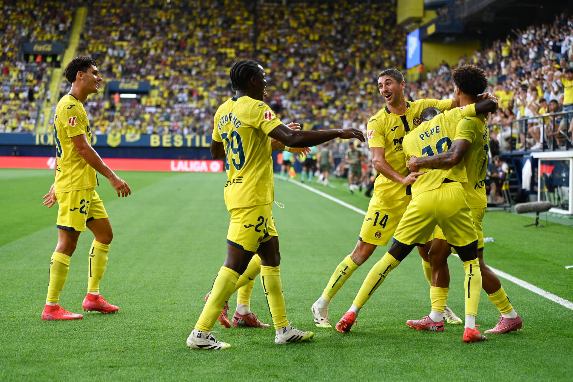 El centrocampista canadiense del Villarreal Tachon Buchanan (d) celebra el segundo gol de su equipo durante el partido de LaLiga entre el Villarreal y el Girona, este domingo en el estadio de la Cerámica. EFE/ Andreu Esteban