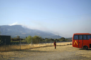 Imagen de un miembro de la Unidad Militar de Emergencias (UME) observa este jueves el humo que sale de una montaña este jueves en la localidad de La Granja (Cáceres). EFE/Eduardo Palomo