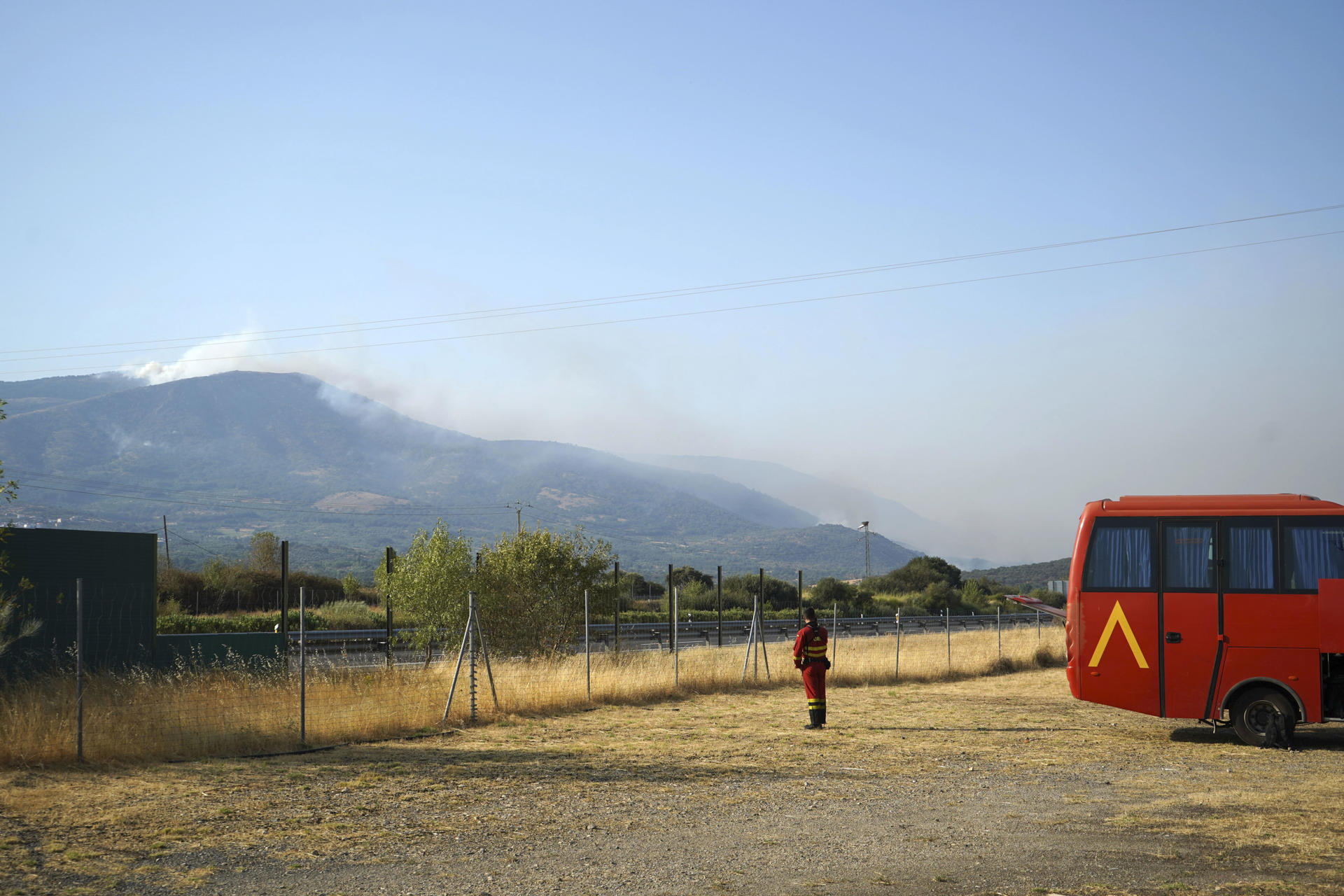 Imagen de un miembro de la Unidad Militar de Emergencias (UME) observa este jueves el humo que sale de una montaña este jueves en la localidad de La Granja (Cáceres). EFE/Eduardo Palomo