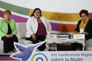La expresidenta de Chile Michelle Bachelet (i), la secretaria de Las Mujeres, Citlali Hernández (c), y la embajadora emérita de México, Carmen Moreno Toscano, participan en la decimosexta Conferencia Regional sobre la Mujer de América Latina y el Caribe este viernes, en Ciudad de México (México). EFE/ Sáshenka Gutiérrez