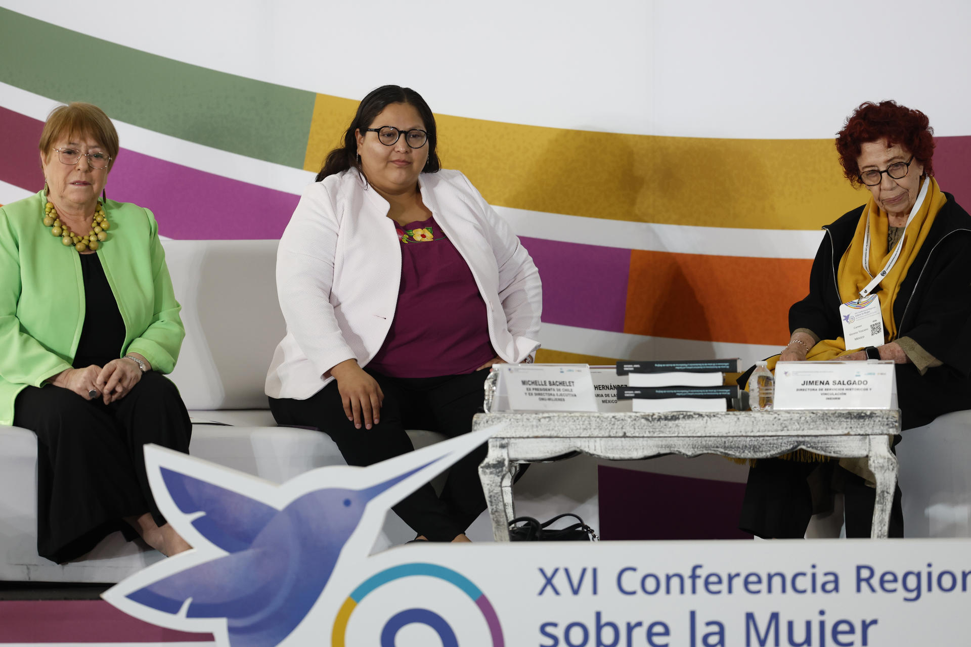 La expresidenta de Chile Michelle Bachelet (i), la secretaria de Las Mujeres, Citlali Hernández (c), y la embajadora emérita de México, Carmen Moreno Toscano, participan en la decimosexta Conferencia Regional sobre la Mujer de América Latina y el Caribe este viernes, en Ciudad de México (México). EFE/ Sáshenka Gutiérrez