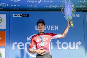El corredor belga Arnaud De Lie, del equipo Lotto, celebra en el podio la victoria en la última etapa de la vigésima edición de la Renewi Tourcelebrada en Leuven, Bélgica. EFE/EPA/Frederic Sierakowski
