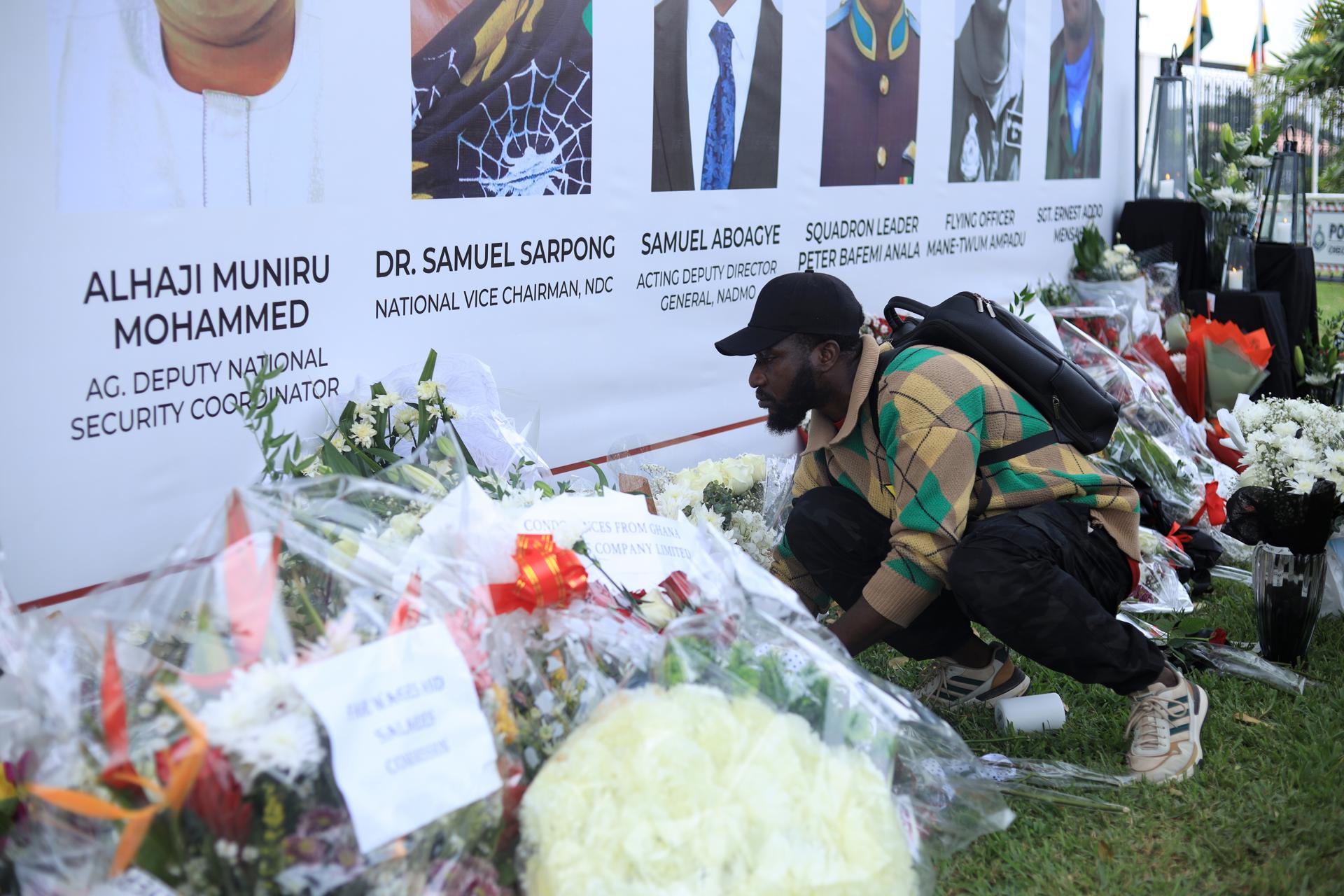 Dolientes colocan flores y rinden homenaje a las víctimas de un accidente de helicóptero durante una vigilia frente a la Casa del Jubileo en Accra, Ghana. EFE/EPA/FRANK KPORFOR
