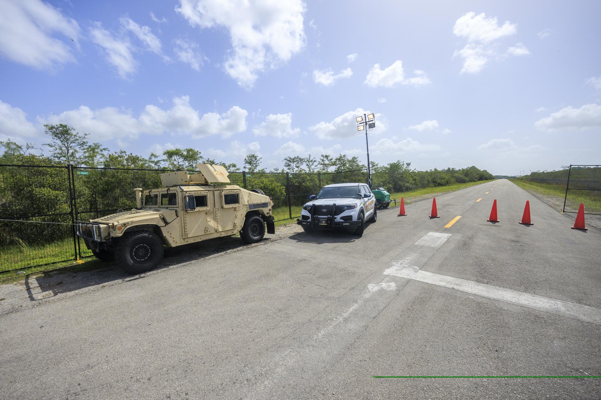 Agentes de policía custodian la entrada del centro de detención Alligator Alcatraz en Ochopee, Florida. Foto de archivo. EFE/CRISTOBAL HERRERA-ULASHKEVICH