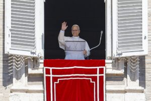 El papa León XIV encabeza la oración del Ángelus desde la ventana con vistas a la Plaza de San Pedro, en la Ciudad del Vaticano, el 31 de agosto de 2025. EFE/EPA/FABIO FRUSTACI