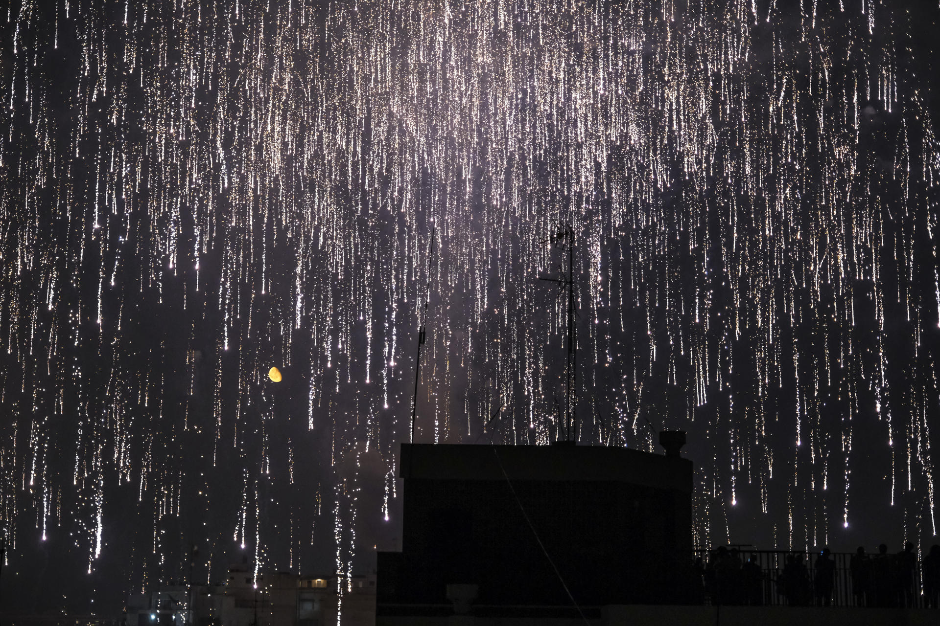 Fuegos artificiales durante la Nit de l'Albà, el espectáculo pirotécnico que llena de sonido, luz y color el cielo de la ciudad de Elche en honor a su patrona, la Virgen de la Asunción. EFE/ Pablo Miranzo
