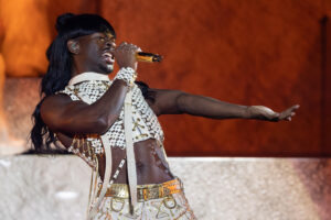 Fotografía de archivo del cantante y rapero estadounidense Lil Nas X, durante su presentación en el Festival Lollapalooza de 2023, en Sao Paulo (Brasil). EFE/Isaac Fontana
