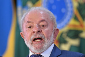 El presidente de Brasil, Luiz Inácio Lula da Silva, habla durante la firma del paquete de ayudas a los exportadores afectados por los aranceles de Estados Unidos impuestos a Brasil este miércoles, en el Palacio del Planalto en Brasilia (Brasil). EFE/ Andre Borges