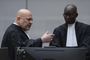 El Fiscal Jefe Karim Khan (L) habla con el Fiscal Adjunto Mame Mandiaye Niang mientras esperan a que el ex presidente filipino Rodrigo Duterte aparezca a través de una videollamada en la sala de audiencias de la Corte Penal Internacional (CPI) en La Haya, Países Bajos, 14 de marzo de 2025. 
EFE/EPA/PETER DEJONG / POOL