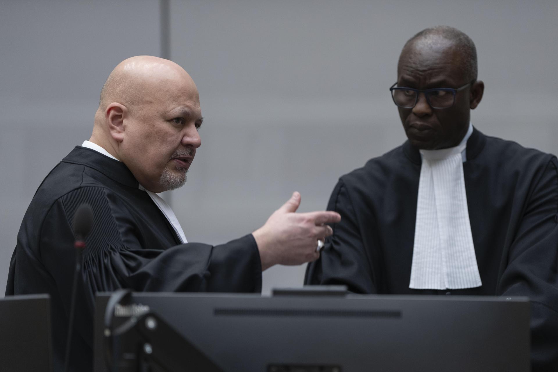 El Fiscal Jefe Karim Khan (L) habla con el Fiscal Adjunto Mame Mandiaye Niang mientras esperan a que el ex presidente filipino Rodrigo Duterte aparezca a través de una videollamada en la sala de audiencias de la Corte Penal Internacional (CPI) en La Haya, Países Bajos, 14 de marzo de 2025. 
EFE/EPA/PETER DEJONG / POOL