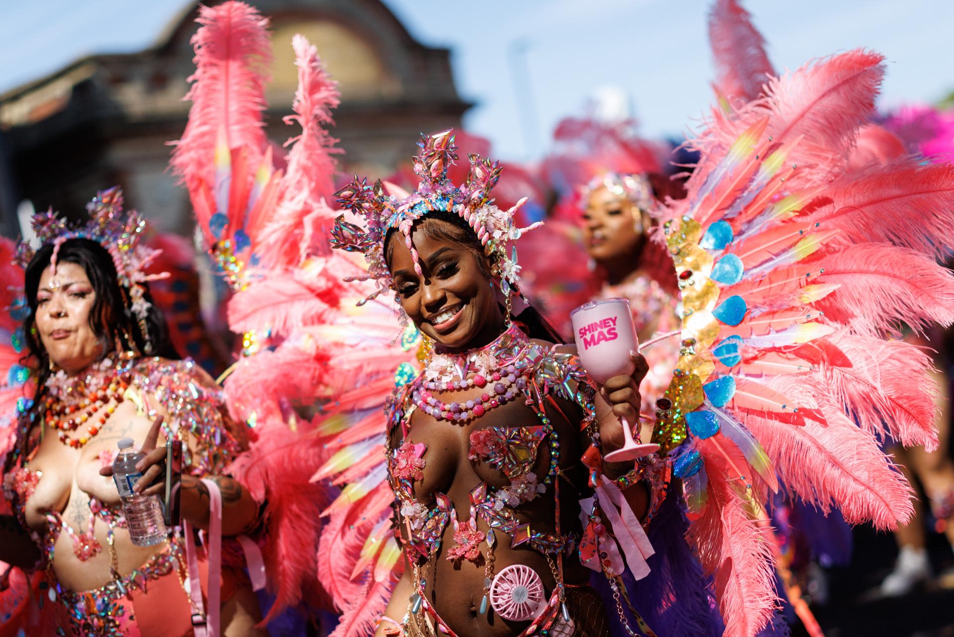Mujeres actúan durante el desfile para adultos del Carnaval de Notting Hill este lunes, en Londres (Gran Bretaña). El Carnaval de Notting Hill es el carnaval callejero más grande de Europa y es una celebración comunitaria de la historia y la cultura caribeña. EFE/EPA/ Tolga Akmen
