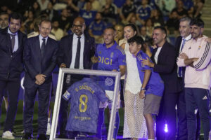 El centrocampista del Oviedo Santi Cazorla (4-i), junto a Xavi Hernández (3-d), Marcos Senna (3-i) y Emilio Butragueño (2-i), durante el homenaje recibido este jueves en el estadio Carlos Tartiere, en Oviedo, en uno de los actos del centenario del club asturiano. EFE/Paco Paredes