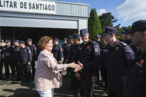La subdelegada de Gobierno en A Coruña, María Rivas, despidió este Jueves al contingente de Bomberos de Rumanía, un grupo de 51 personas que estuvieron durante una semana trabajando en la extinción de los incendios en Galicia, en el Aeródromo Militar de Santiago de Compostela. EFE/Xurxo Martínez
