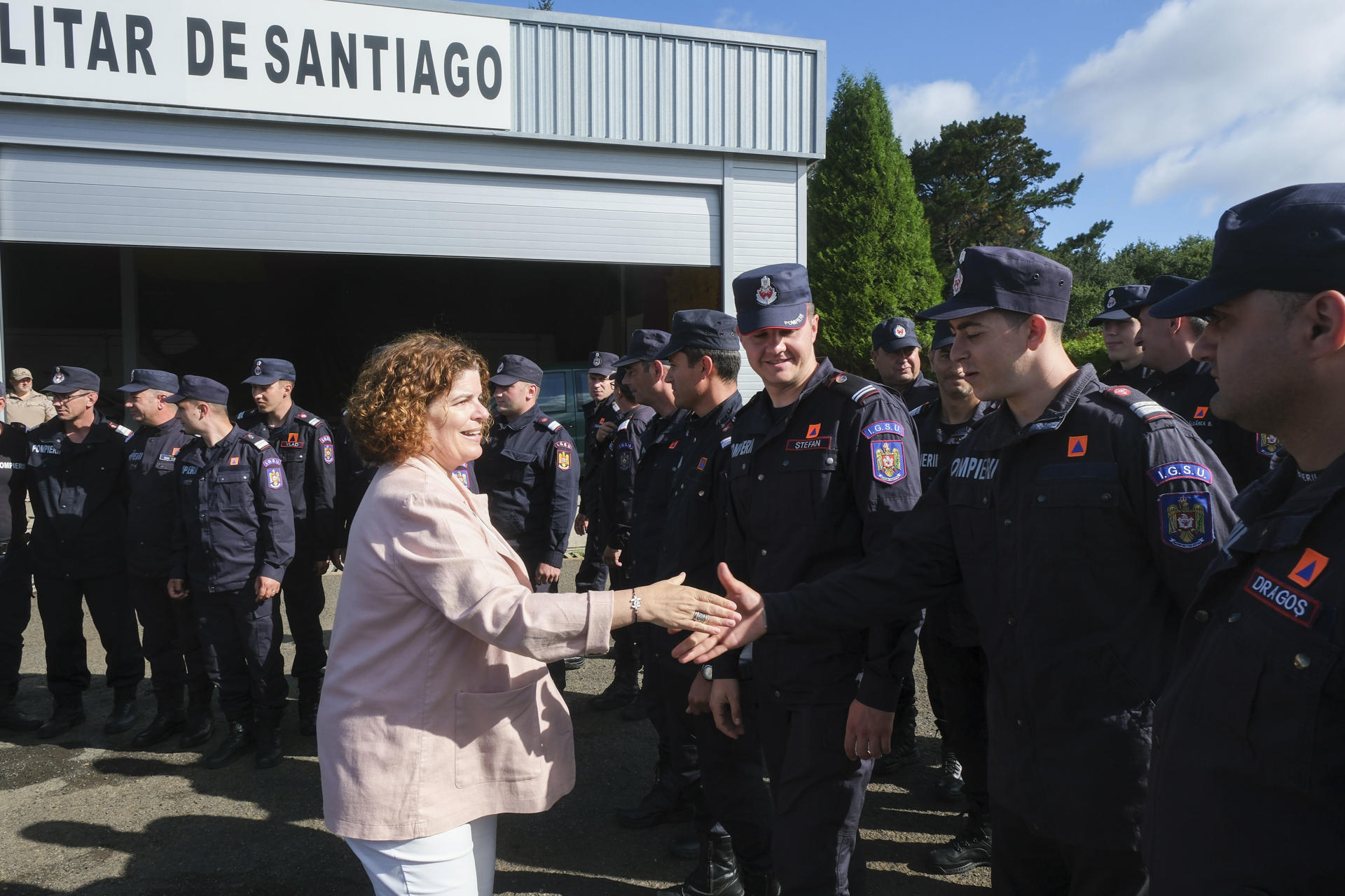 La subdelegada de Gobierno en A Coruña, María Rivas, despidió este Jueves al contingente de Bomberos de Rumanía, un grupo de 51 personas que estuvieron durante una semana trabajando en la extinción de los incendios en Galicia, en el Aeródromo Militar de Santiago de Compostela. EFE/Xurxo Martínez