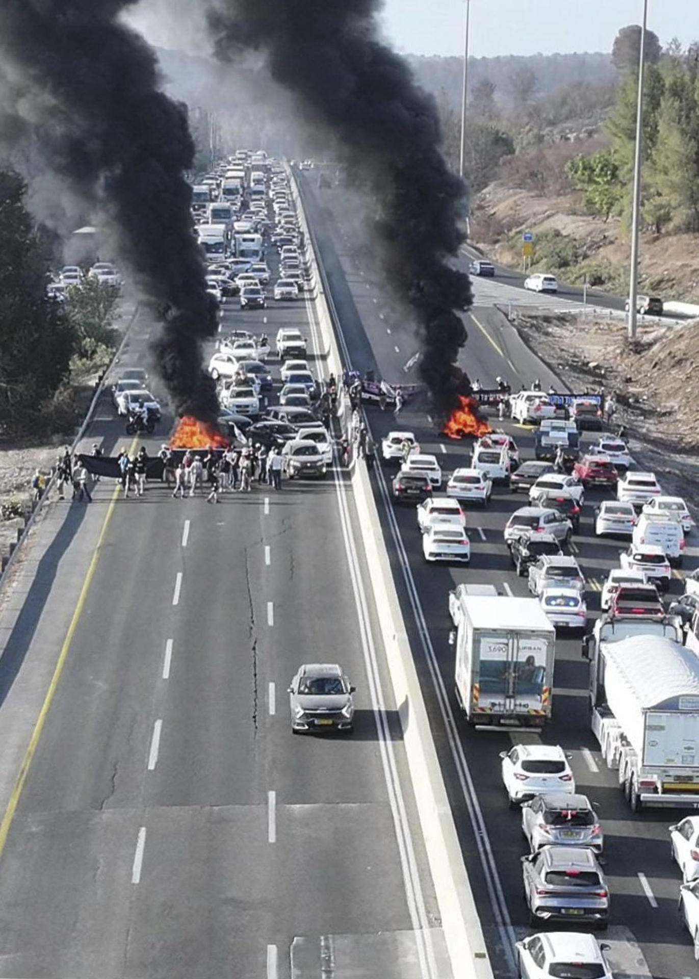 Varios grupos de manifestantes israelíes bloquearon este domingo algunas de las principales autopistas de Israel para exigir un acuerdo que permita liberar a los rehenes que aún permanecen en la Franja de Gaza. Los manifestantes bloquearon la autopista 1, que conecta Jerusalén y Tel Aviv, con neumáticos ardiendo colocados en ambas direcciones, según puede verse en imágenes compartidas en grupos israelíes prodemocracia y en varios medios locales. Los bloqueos afectaron también a las autopistas 4 y 6. EFE/ Abraham Adivy/movimiento Prodemocracia Israelí SOLO USO EDITORIAL/SOLO DISPONIBLE PARA ILUSTRAR LA NOTICIA QUE ACOMPAÑA (CRÉDITO OBLIGATORIO)