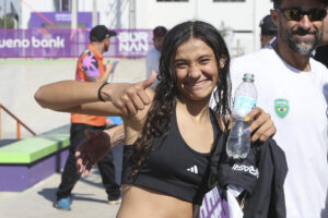 La brasileña María Lucía de Campos celebra tras ganar medalla de oro en la categoría de skateboarding street femenino durante los II Juegos Panamericanos Junior ASU 2025. EFE/Rodrigo Sepúlveda