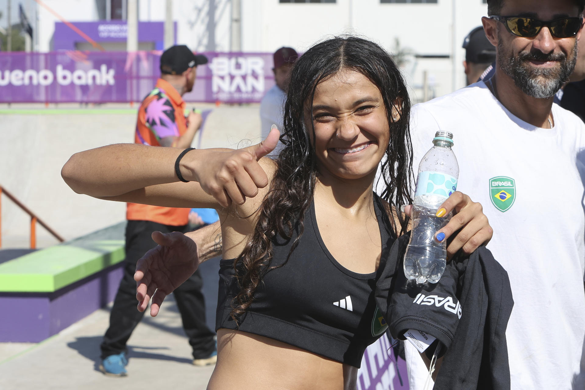 La brasileña María Lucía de Campos celebra tras ganar medalla de oro en la categoría de skateboarding street femenino durante los II Juegos Panamericanos Junior ASU 2025. EFE/Rodrigo Sepúlveda