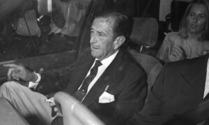 Imagen de archivo (30-6-1990) del exteniente general Jaime Miláns del Bosch tras abandonar la prisión militar de Alcalá de Henares (Madrid), al obtener la libertad condicional, después de haber permanecido encarcelado más de nueve años por su implicación en el frustrado golpe de Estado del 23F. EFE/Francisco García Campos