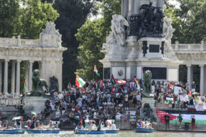 Concentración este sábado en el estanque del Retiro en Madrid convocada por Acción Internacional del Movimiento Global a Gaza. EFE/ Victor Lerena