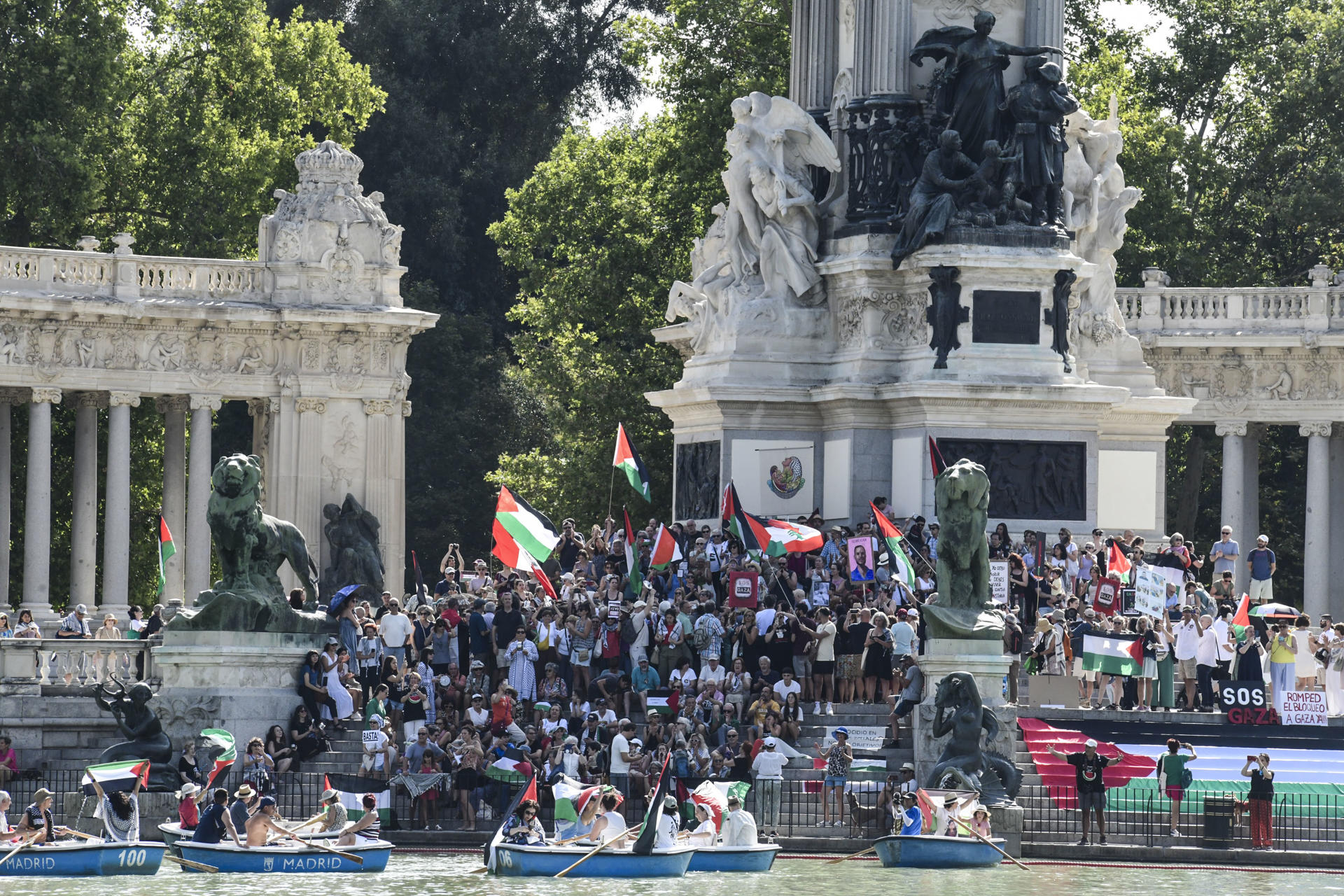 Concentración este sábado en el estanque del Retiro en Madrid convocada por Acción Internacional del Movimiento Global a Gaza. EFE/ Victor Lerena