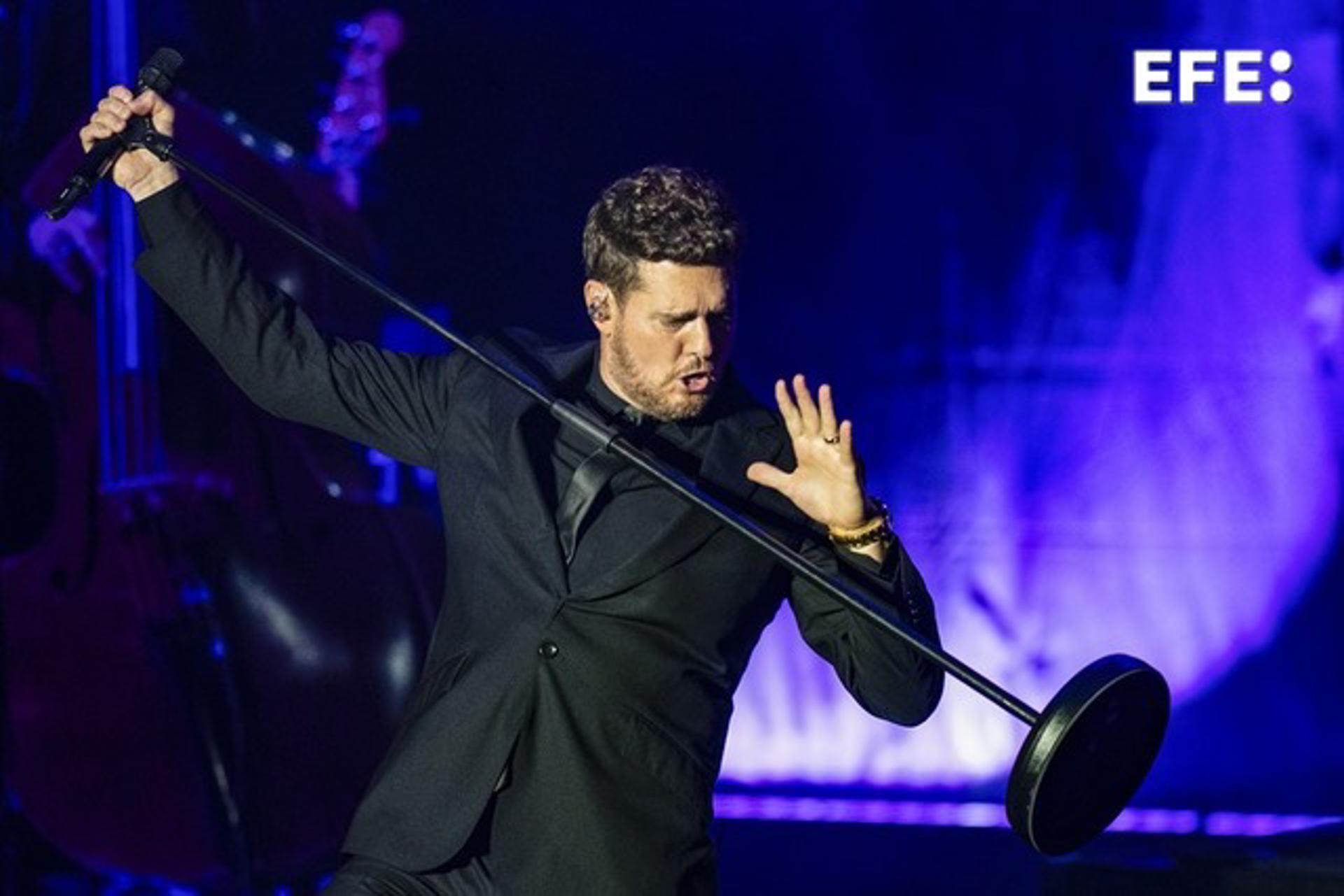 El cantante canadiense Michael Bublé durante el concierto que ha ofrecido este martes en el Festival de Cap Roig, en Palafrugell, Girona. EFE/Siu Wu