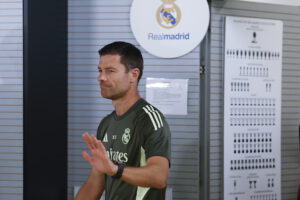 El técnico del Real Madrid, Xabi Alonso, durante la rueda de prensa posterior al entrenamiento del equipo este lunes en Valdebebas, previo el estreno liguero del equipo blanco ante Osasuna, este martes. EFE/Chema Moya