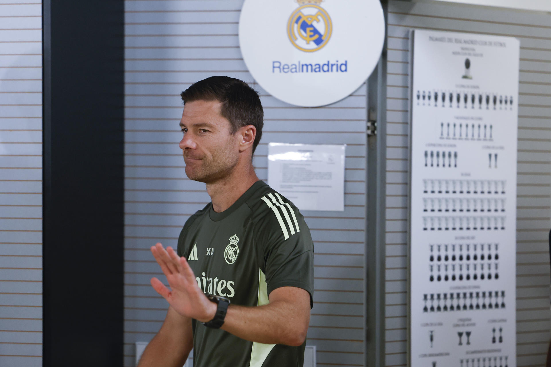 El técnico del Real Madrid, Xabi Alonso, durante la rueda de prensa posterior al entrenamiento del equipo este lunes en Valdebebas, previo el estreno liguero del equipo blanco ante Osasuna, este martes. EFE/Chema Moya