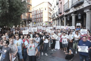 Más de 1.500 personas se han manifestado este miércoles en Valladolid para exigir la dimisión del presidente de la Junta, Alfonso Fernández Mañueco, y del consejero de Medio Ambiente, Juan Carlos Suárez-Quiñones, por su gestión de los incendios forestales en la comunidad. EFE/Fernando Sanz