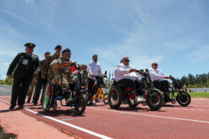Integrantes de la delegación de Italia participan en la inauguración del segundo Campeonato Mundial de Paratletismo Militar en Quito (Ecuador). EFE/ José Jácome