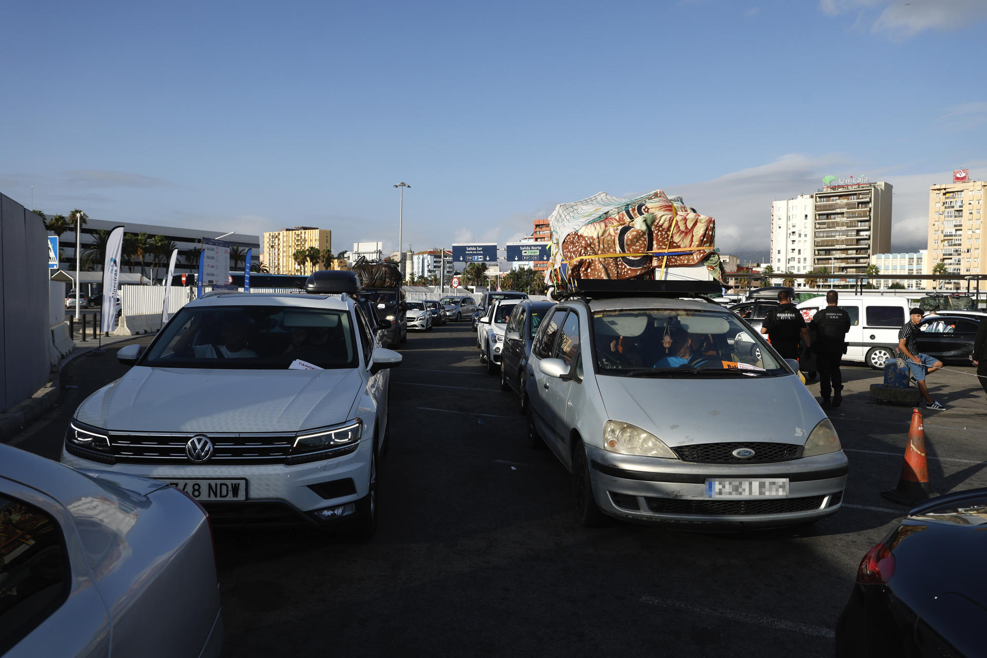 Vehículos y personas embarcan en el puerto de Algeciras (Cádiz) este sábado. EFE/ A. Carrasco Ragel