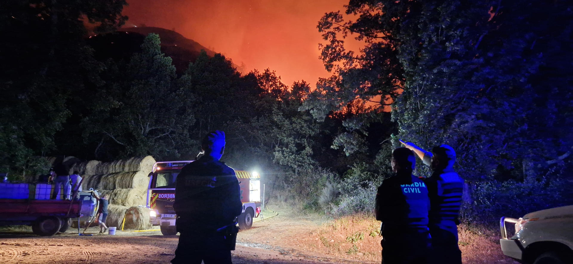 Trabajos de extinción y prevención llevados a cabo la ultima noche en el entorno de Moncabril por el incendio forestal de Porto (Zamora). EFEGuardia Civil de Zamora // SOLO USO EDITORIAL/SOLO DISPONIBLE PARA ILUSTRAR LA NOTICIA QUE ACOMPAÑA (CRÉDITO OBLIGATORIO)