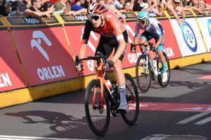 El ciclista británico Ben Turner, del equipo Ineos Grenadiers, gana la tercera etapa de la 82.ª edición de la carrera ciclista Tour de Polonia 2024, de 159,3 km, entre Walbrzych y Walbrzych, en Walbrzych, Polonia, el 6 de agosto de 2025. (Ciclismo, Polonia).EFE/EPA/Maciej Kulczynski POLAND OUT