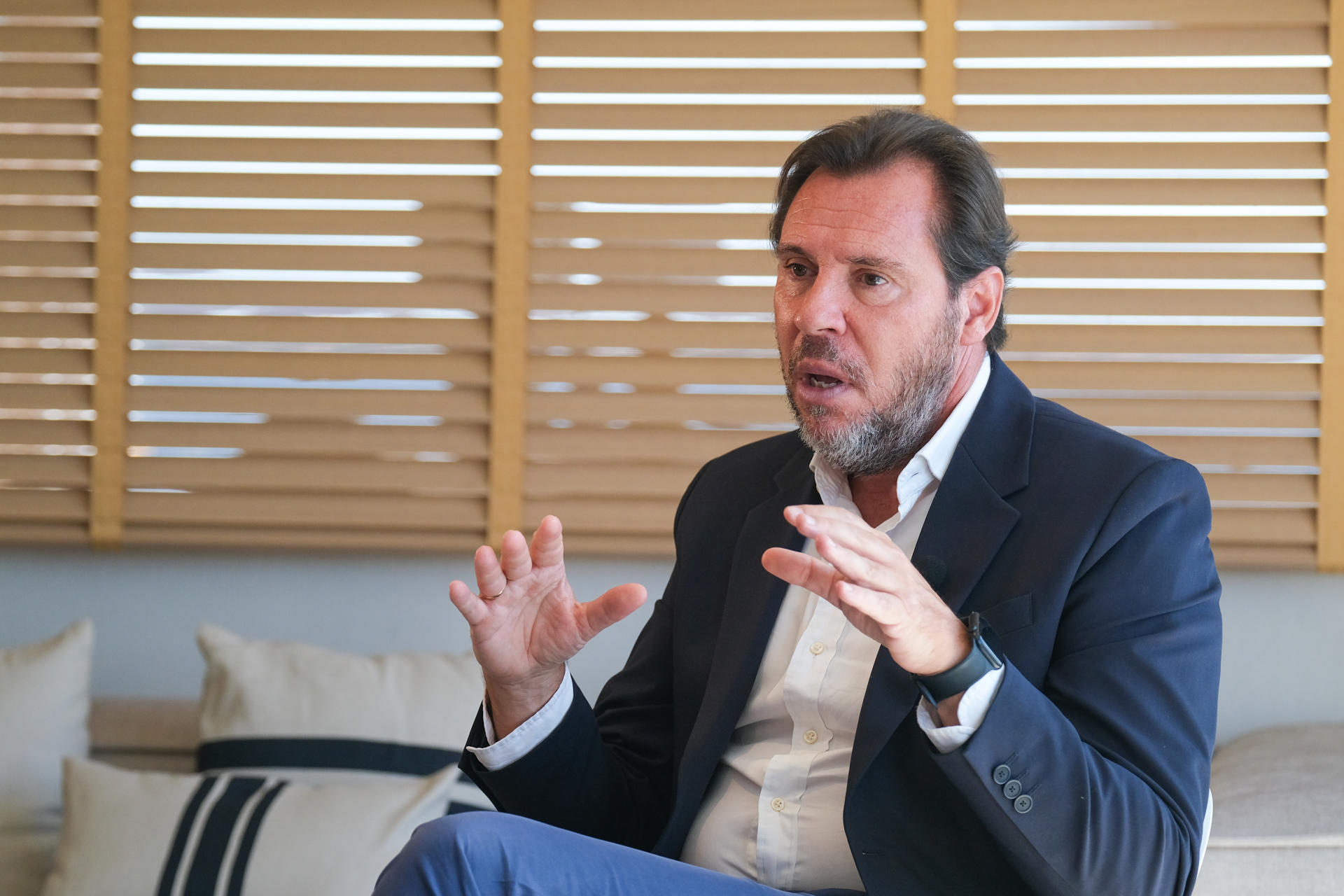 El Ministro de Transportes, Óscar Puente, durante una entrevista con la Agencia EFE en el hotel Melià de Alicante. EFE/Pablo Miranzo