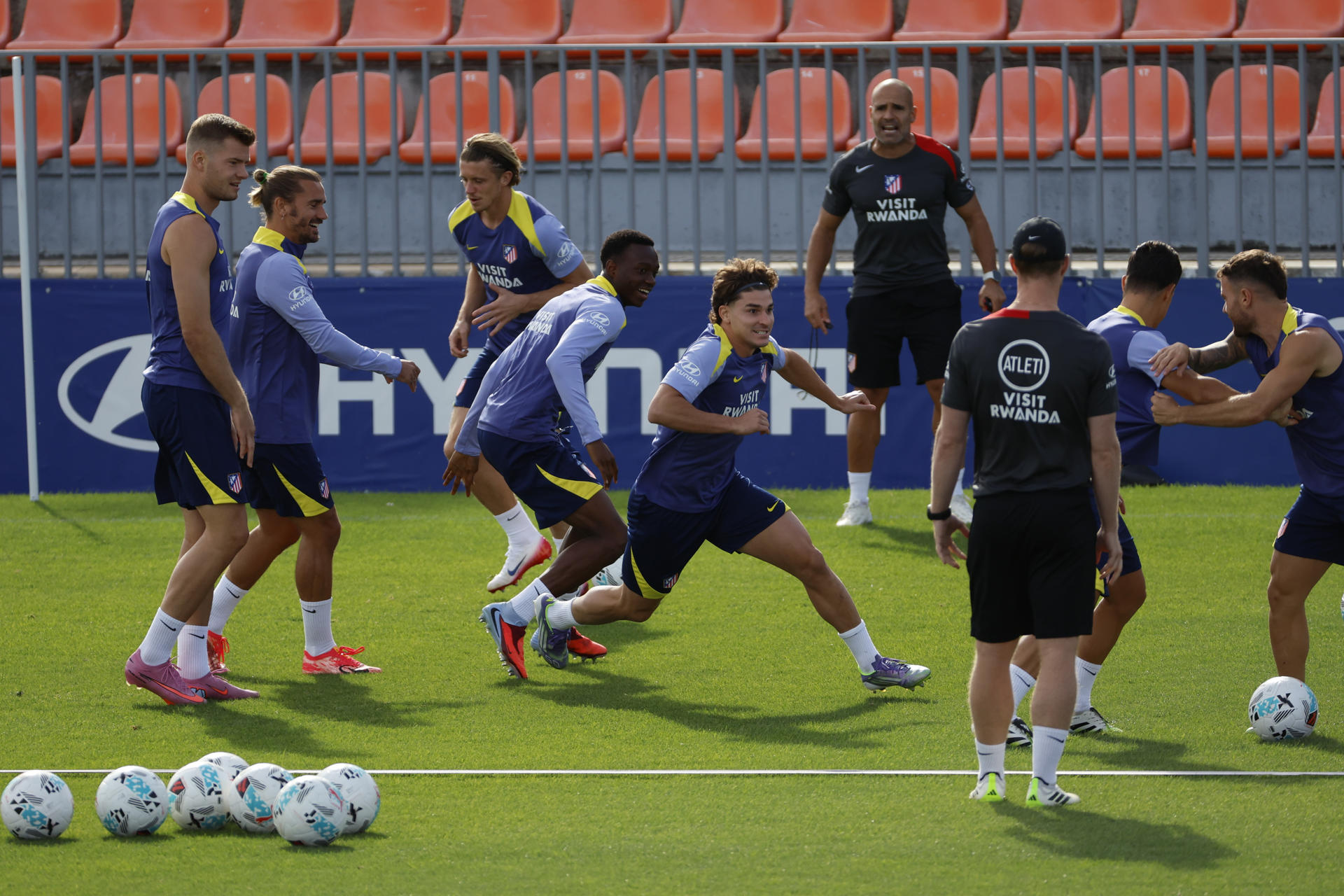 Los jugadores del Atlético, en un ejercicio del entrenamiento. EFE/Mariscal
