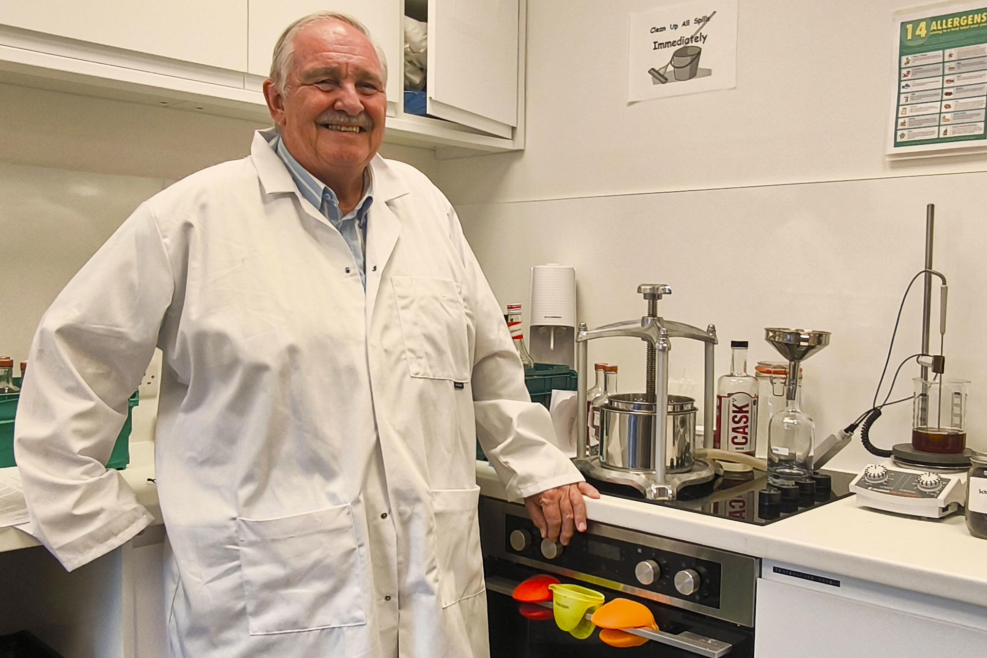 El neurocientífico David Nutt, en su laboratorio GABA Labs de la localidad de Hemel Hempstead, a las afueras de Londres, donde se ha desarrollado por primera vez una cerveza sin alcohol capaz de producir los tempranos efectos de la embriaguez, coloquialmente conocido como estar 'piripi', apta para la desinhibición social y sin dejar resaca. "Proporciona los mismos efectos que la gente busca en una bebida, relajación, sociabilidad, pero con un impacto mucho menor que el alcohol", afirma Nutt. EFE/Guillermo Garrido Serrano