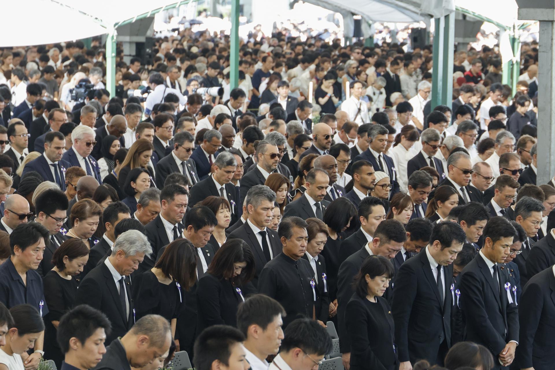 Los asistentes guardan un minuto de silencio durante la Ceremonia Conmemorativa de la Paz en el 80.º aniversario del bombardeo atómico de Hiroshima, en el Parque Conmemorativo de la Paz de Hiroshima, Japón, el 6 de agosto de 2025. EFE/EPA/FRANCK ROBICHON