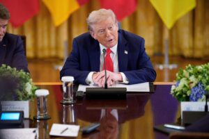 El presidente de Estados Unidos, Donald J. Trump, habla durante una reunión multilateral con líderes europeos en la Casa Blanca en Washington (EE.UU). EFE/EPA/AARON SCHWARTZ / POOL