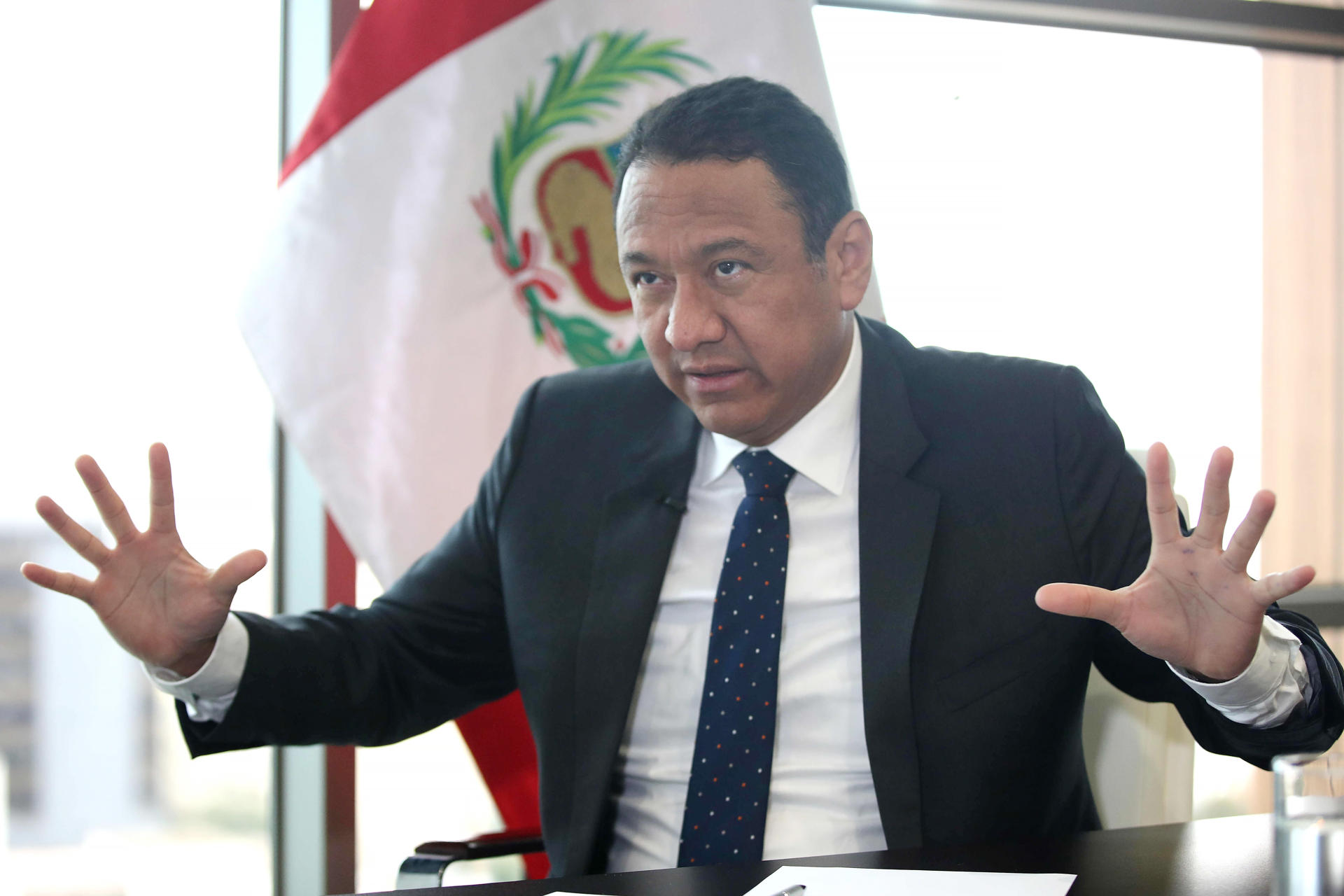 El ministro de Desarrollo Agrario y Riego de Perú, Ángel Manero, habla en una entrevista con EFE este viernes, en Lima (Perú). EFE/ Paolo Aguilar

