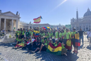La Plaza de San Pedro se convirtió este viernes en una auténtica fiesta española con motivo del Jubileo de la Juventud, al reunir a más de 25.000 jóvenes en una jornada marcada por la música, la oración y los testimonios personales de fe. Los peregrinos españoles, el segundo grupo más numeroso tras los italianos, tiñeron la plaza de verde con camisetas repartidas por la Conferencia Episcopal Española (CEE), que organizó el encuentro con una orquesta, un coro y un grupo de bailarines contemporáneos. EFE/ Claudia Sacristán