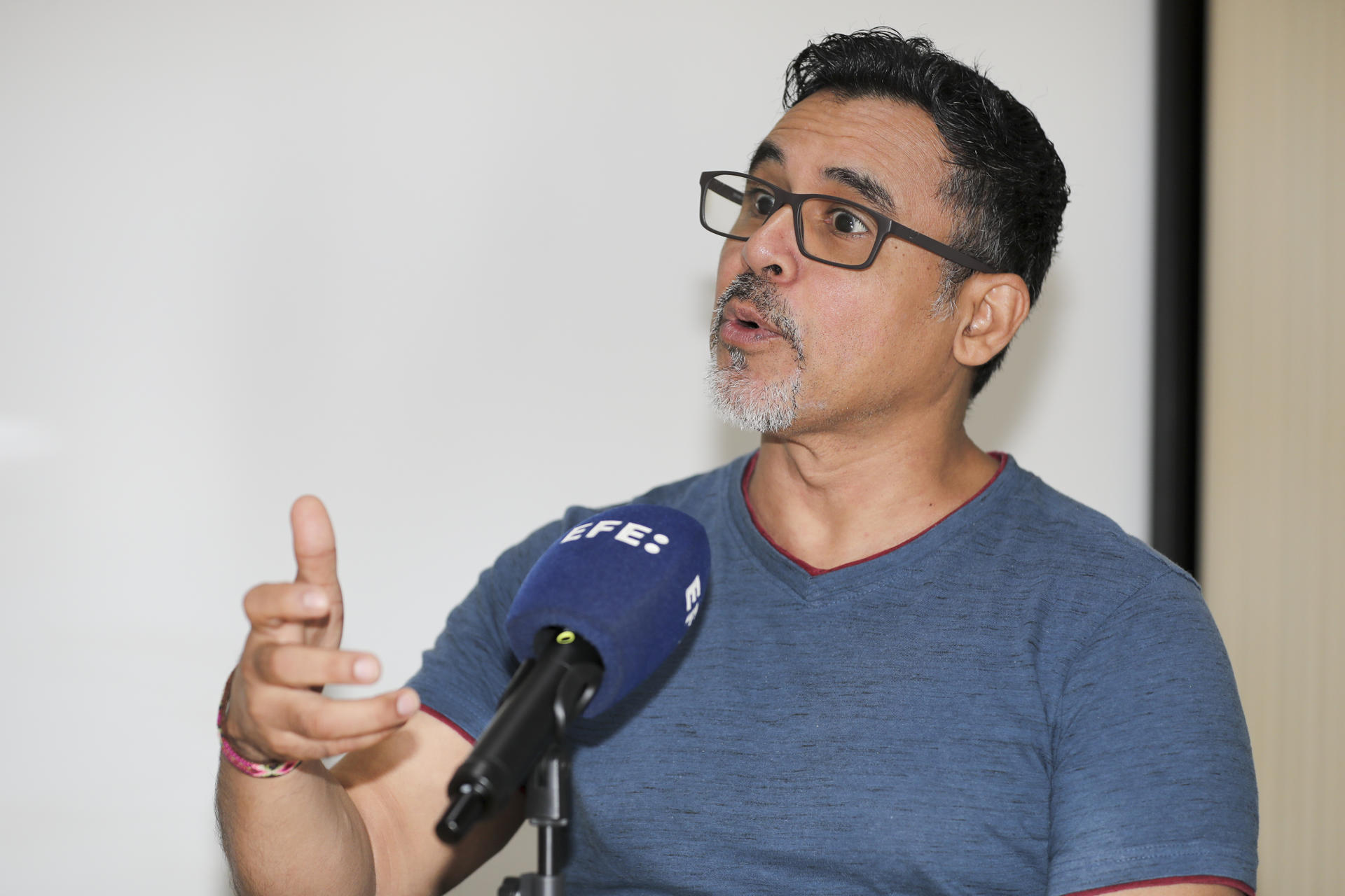 El analista y defensor de derechos humanos Joaquín Mejía, habla durante una entrevista con EFE el 25 de agosto de 2025, en Tegucigalpa (Honduras). EFE/Gustavo Amador