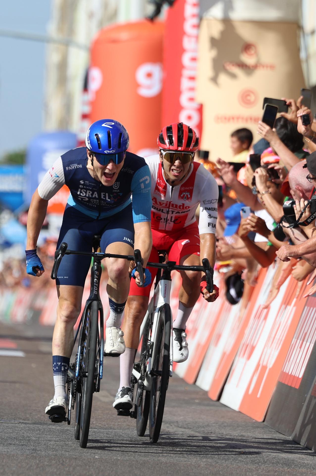 El israelí Rotem Tene superó este viernes al argentino Germán Nicolás Tivani en el esprint y se proclamó ganador de la octava etapa de la Vuelta a Portugal. EFE/EPA/TIAGO PETINGA

