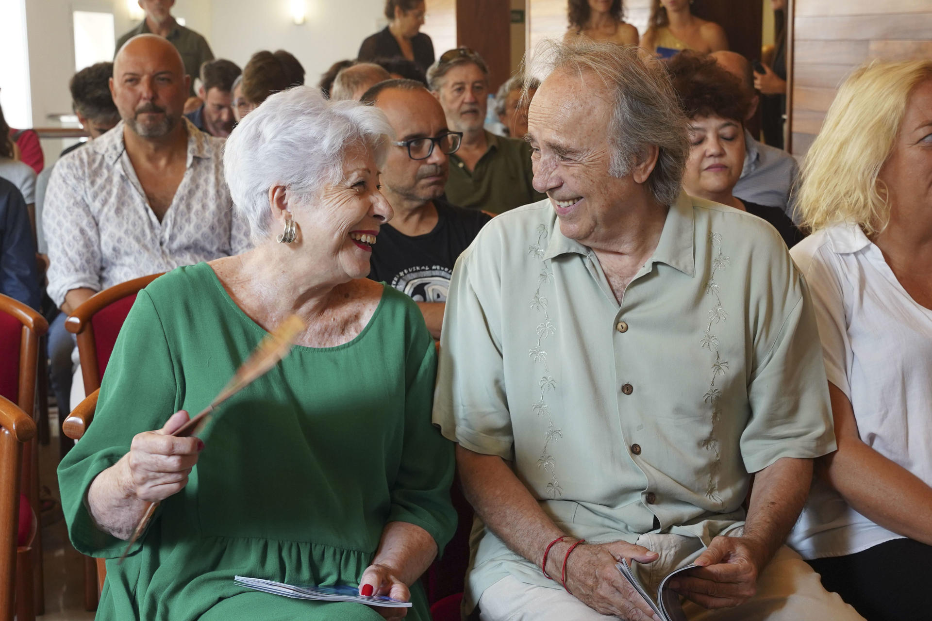 El cantautor Joan Manuel Serrat conversa con la actriz menorquina Laura Pons este jueves mientras asiste a la presentación de la programación del Teeatre Principal de Mahón, donde volverá a actuar el 22 de noviembre tres años después de su despedida de los escenarios para participar en una gala solidaria de la Fundació Clarós, de la que es patrono. EFE/ David Arquimbau Sintes