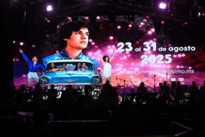 Personas asisten a una serenata, en el marco del noveno aniversario luctuoso del cantautor mexicano Juan Gabriel este jueves en Ciudad Juárez, en el estado de Chihuahua (México). EFE/ Luis Torres