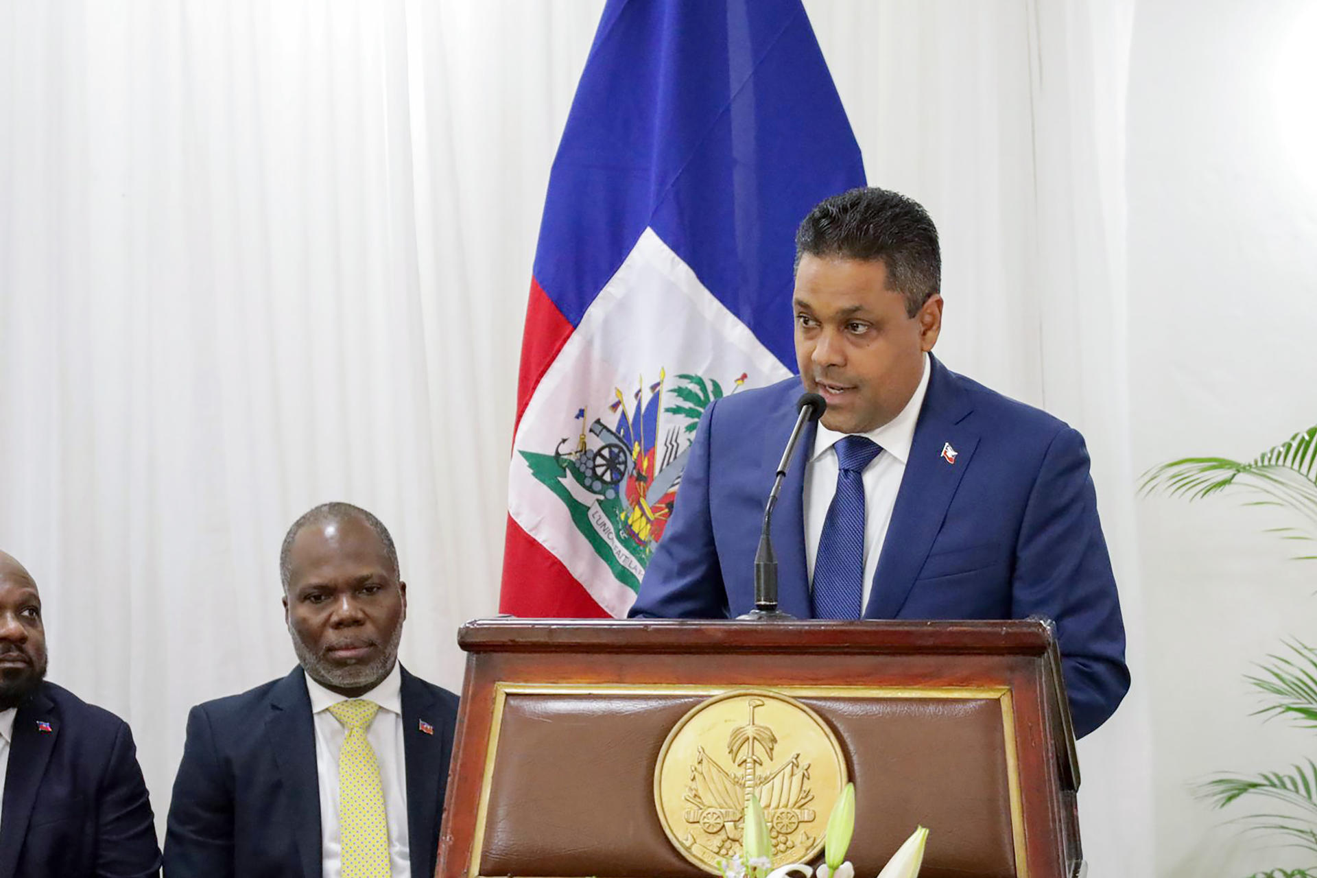 El nuevo presidente del Consejo Presidencial de Transición (CPT), Laurent Saint-Cyr, habla en el acto de su posesión este jueves, en Puerto Príncipe (Haití). EFE/ Dieugo André
